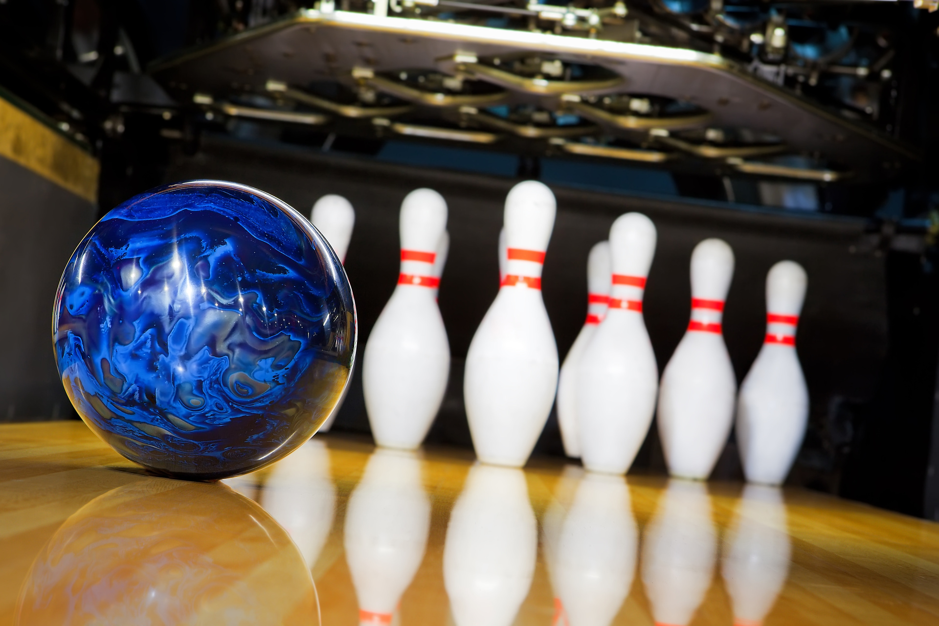 Bowlingkugel kurz vor den Pins