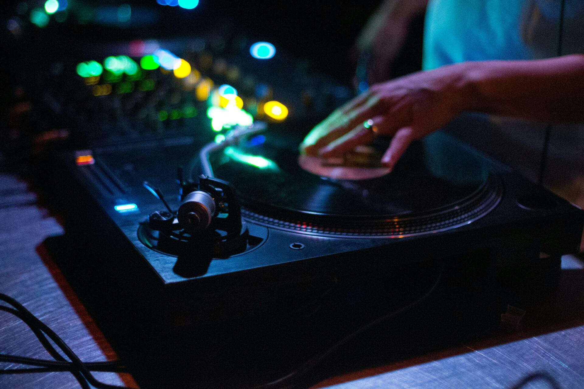 DJ legt bei einer Party auf